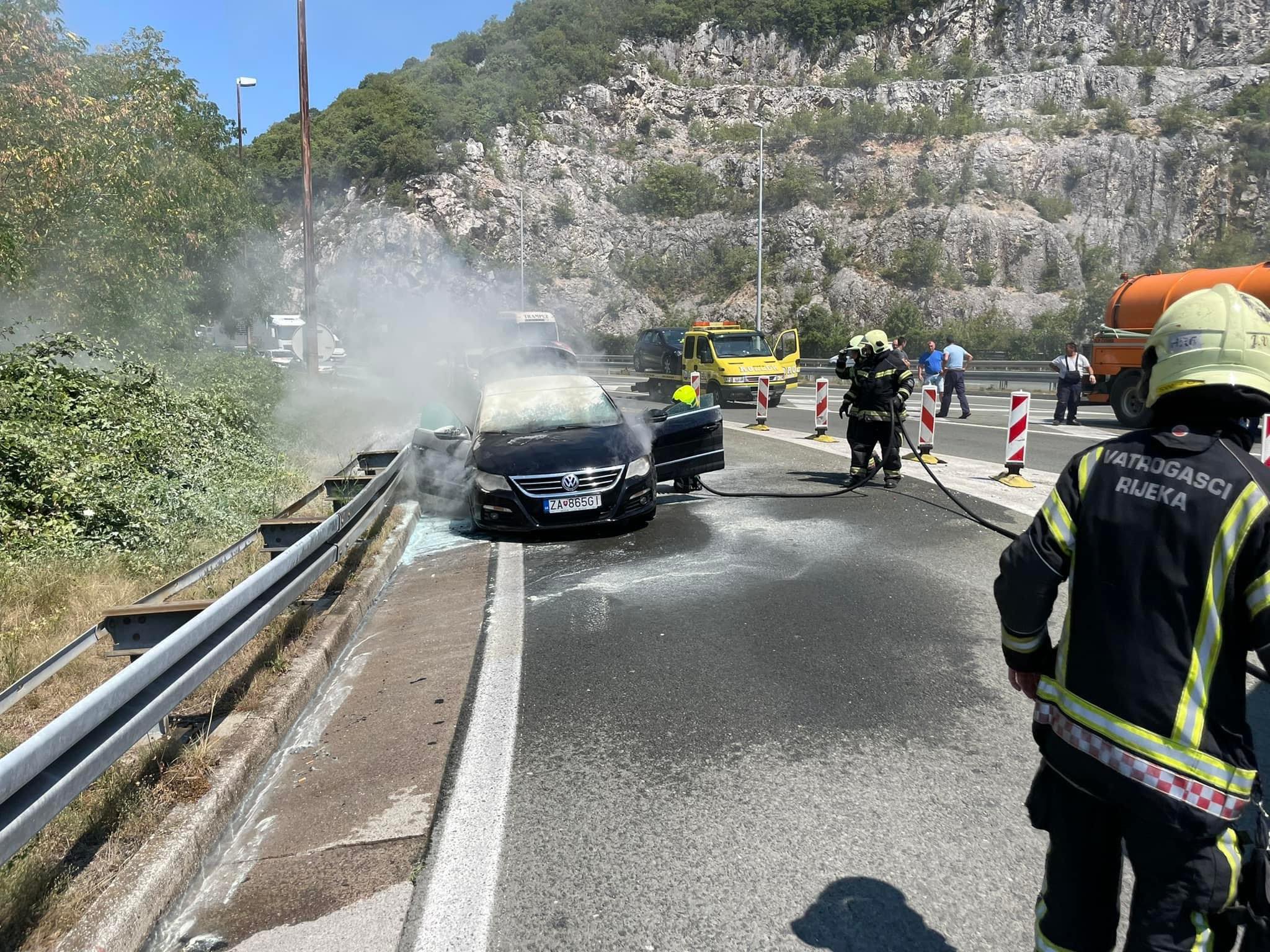 Na Orehovici Planuo Automobil Stranih Registracija Vatrogasci