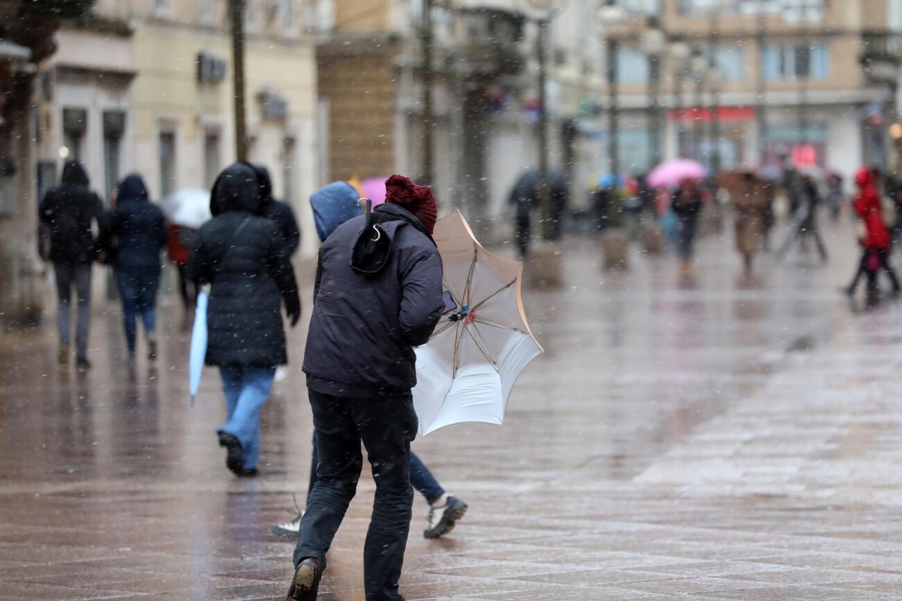 Ovako su se Riječanke i Riječani danas na Korzu nosili s jakim vjetrom