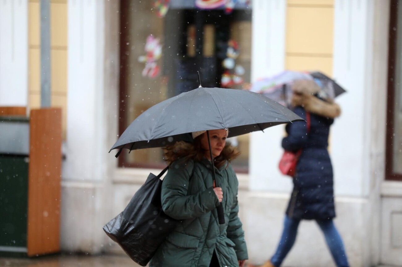 Ovako su se Riječanke i Riječani danas na Korzu nosili s jakim vjetrom