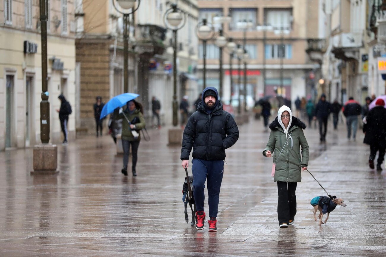 Ovako su se Riječanke i Riječani danas na Korzu nosili s jakim vjetrom