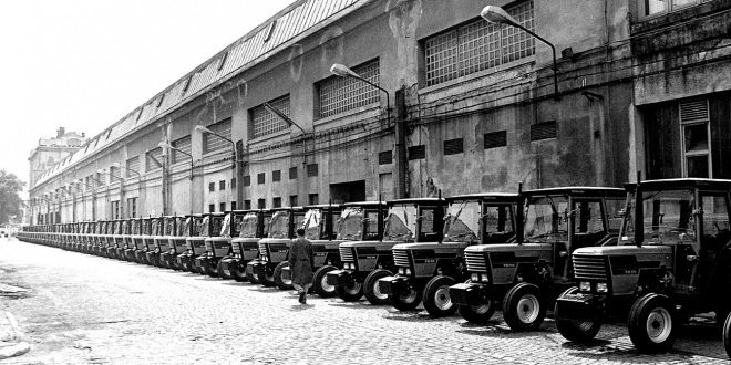 Gotovi traktori ispred tvornice Torpedo čekaju na isporuku