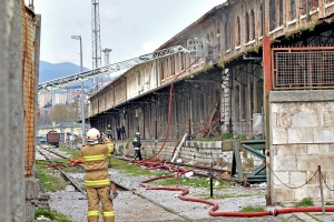 Požar u derutnim željezničkim  skladištima