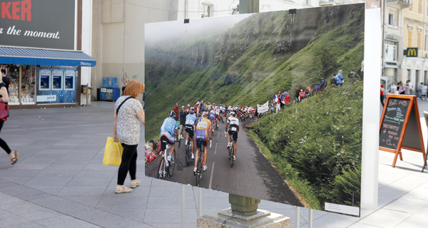 U sklopu Festivala Francuske u Hrvatskoj Rendez-vous na riječkom Korzu postavljena je  izložba fotografija Tour de France.