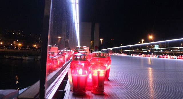 Stotine svijeća osvijetlile su Most hrvatskih branitelja (Foto: Riječanin)
