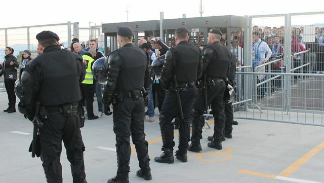 Sportske novosti - RUŽNE SCENE NA RUJEVICI Sukob policije i navijača: 'Više  navijača HNK Rijeka napalo zaštitara angažiranog na osiguranju