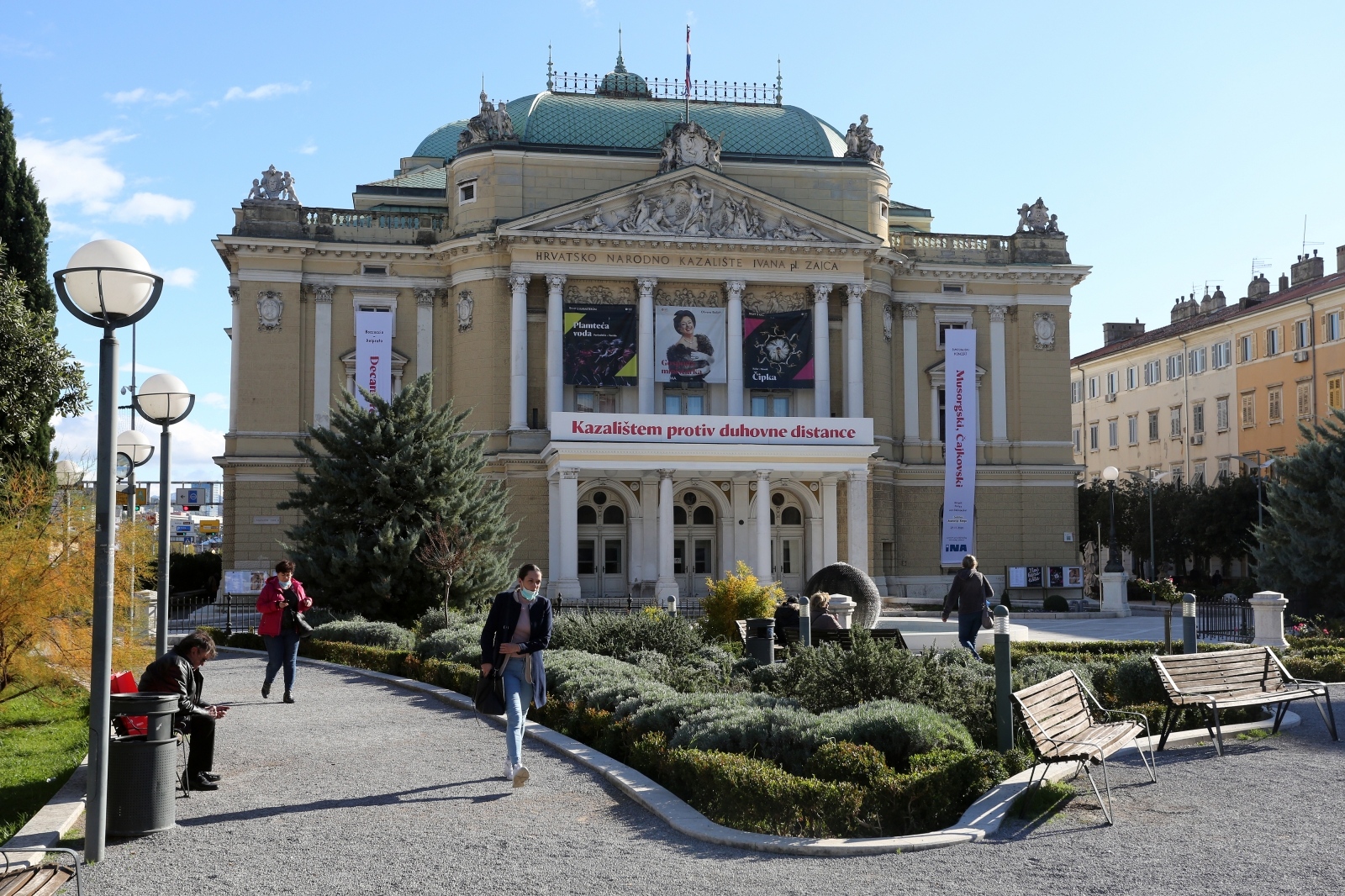 Rijeka: Kazalištem protiv duhovne distance, novi je prigodni naptis na pročelju HNK Ivana pl. Zajca Rijeka: Kazalištem protiv duhovne distance, novi je prigodni naptis na pročelju HNK Ivana pl. Zajca