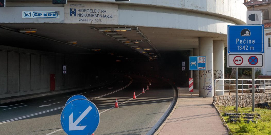 Rijeka: U tunelu Pećine u potpunosti izgorio autobus Autotroleja, vozač prevezen u bolnicu Rijeka: U tunelu Pećine u potpunosti izgorio autobus Autotroleja, vozač prevezen u bolnicu