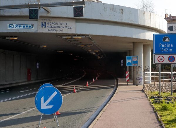 Rijeka: U tunelu Pećine u potpunosti izgorio autobus Autotroleja, vozač prevezen u bolnicu