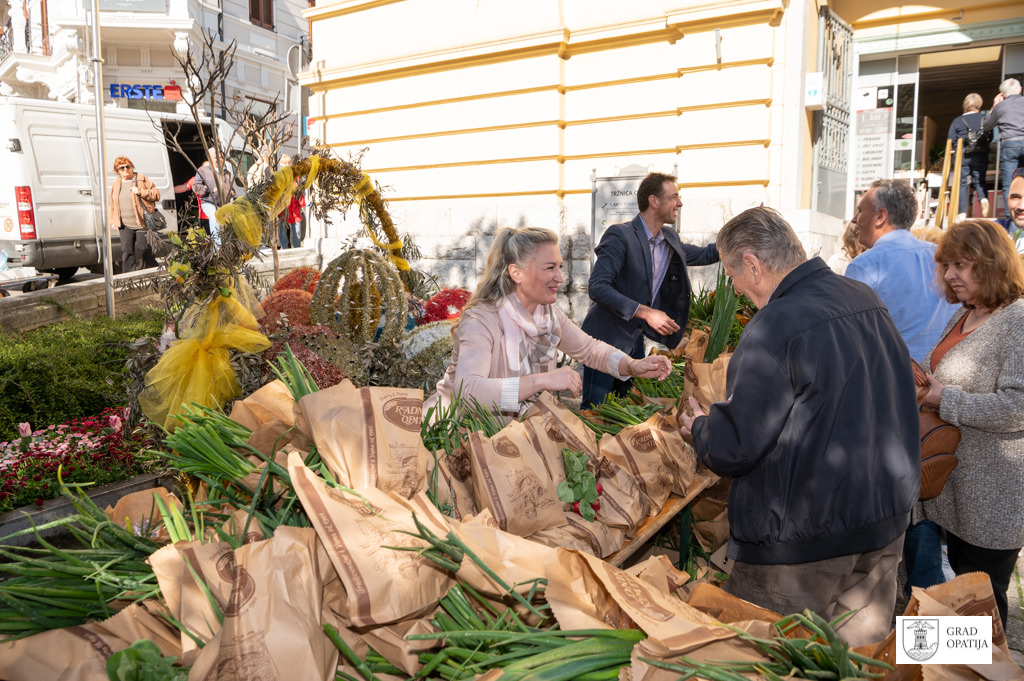 OPATIJA kirigin podjela paketa veliki petak (2)