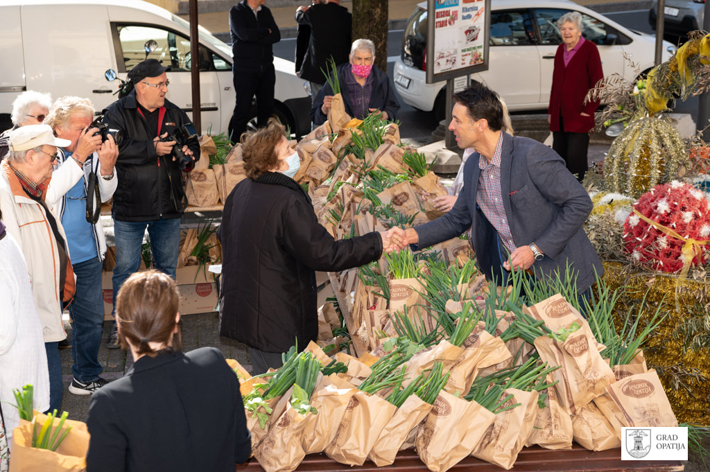 OPATIJA kirigin podjela paketa veliki petak (4)