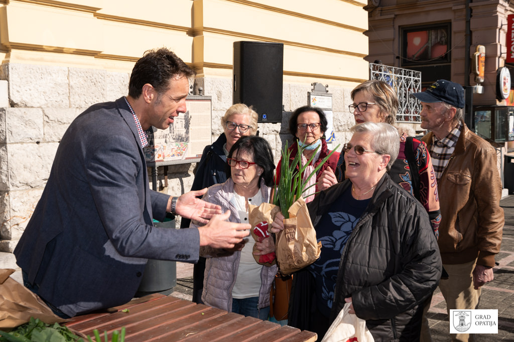 OPATIJA kirigin podjela paketa veliki petak (7)