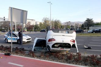 Zagreb: Jedan automobil završio na krovu u prometnoj nesreći u Vukovarskoj