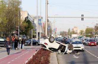 Zagreb: Jedan automobil završio na krovu u prometnoj nesreći u Vukovarskoj