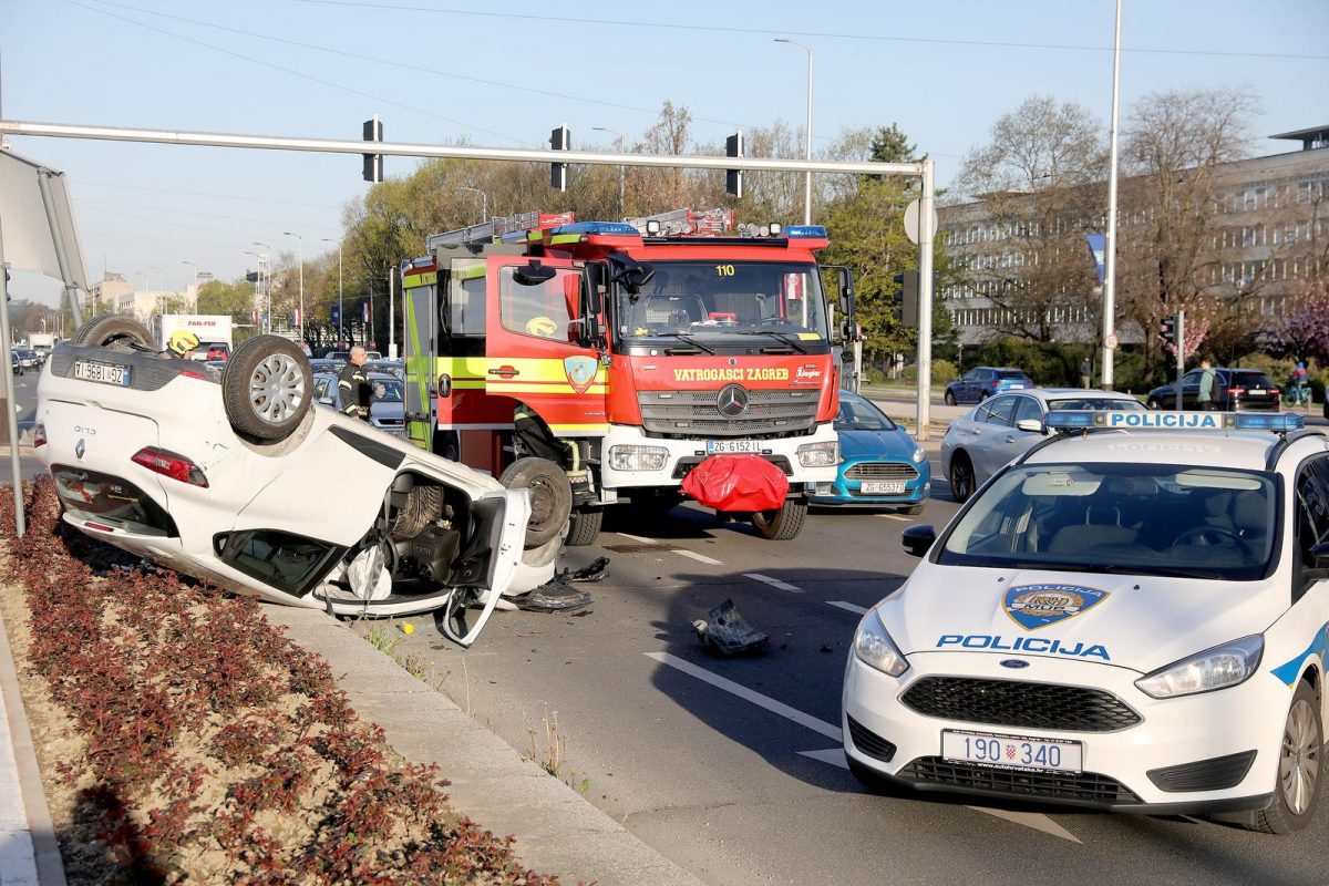 Zagreb: Jedan automobil završio na krovu u prometnoj nesreći u Vukovarskoj