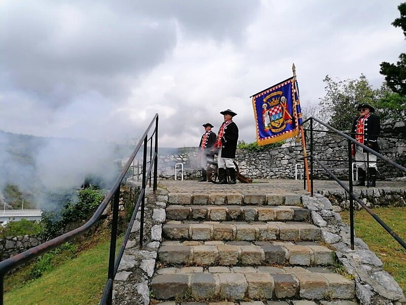 Povratak-Frankopana-2022.-pucanj-iz-topa-Bakarske-straže-1-800×600 Povratak-Frankopana-2022.-pucanj-iz-topa-Bakarske-straže-1-800×600