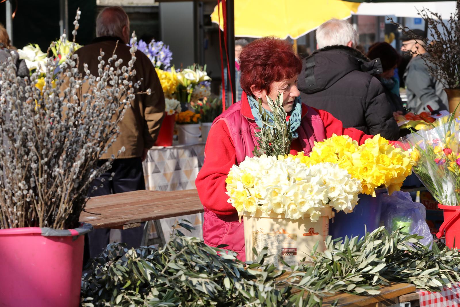 Rijeka: Na gradskog tržnici započela je prodaja maslinovih grana Rijeka: Na gradskog tržnici započela je prodaja maslinovih grana