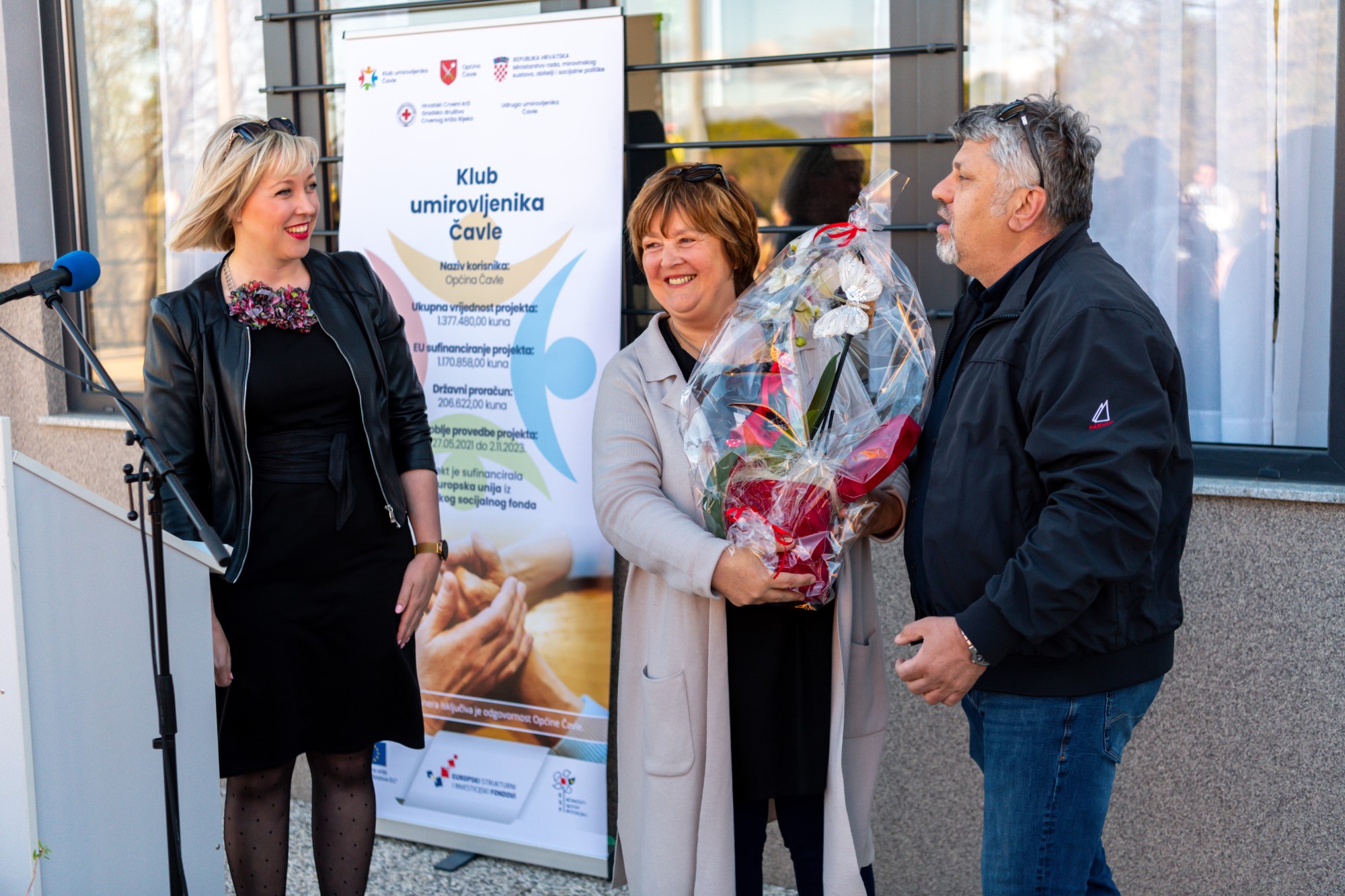 načelnica i voditeljica kluba prima poklon od predsjednika OV Čavle Norberta Mavrinca načelnica i voditeljica kluba prima poklon od predsjednika OV Čavle Norberta Mavrinca