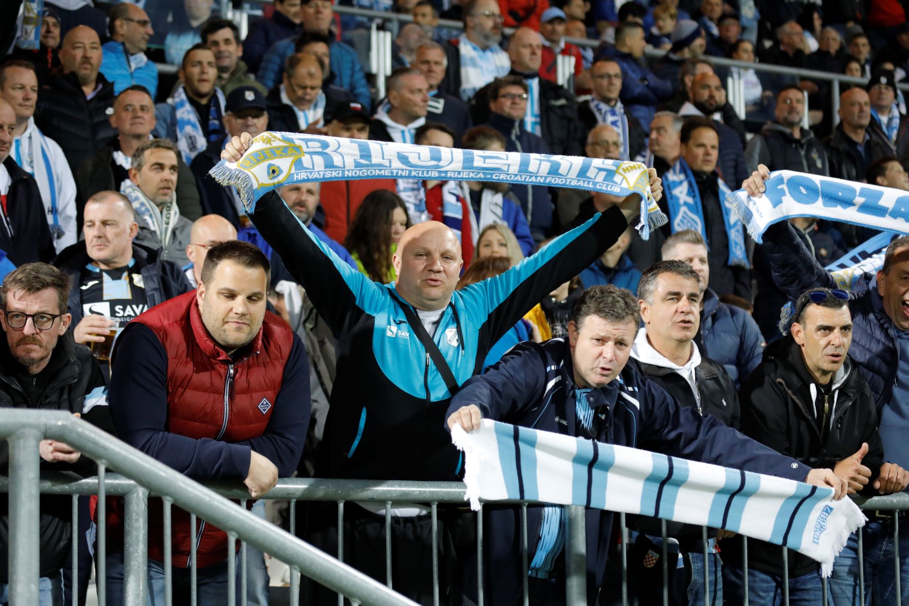 rijeka dinamo navijači 100422 1 rijeka dinamo navijači 100422 1