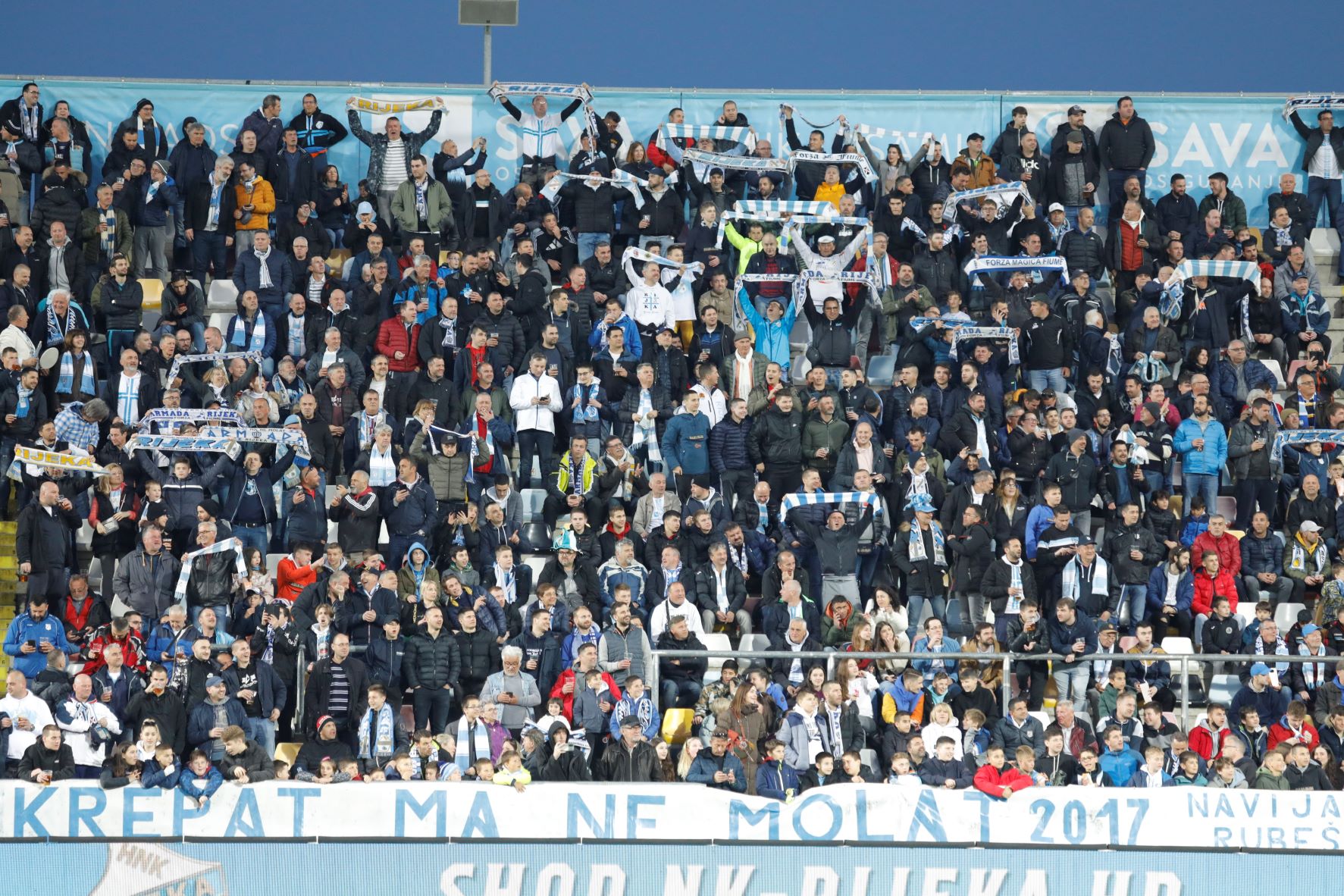 rijeka dinamo navijači 100422 18 rijeka dinamo navijači 100422 18