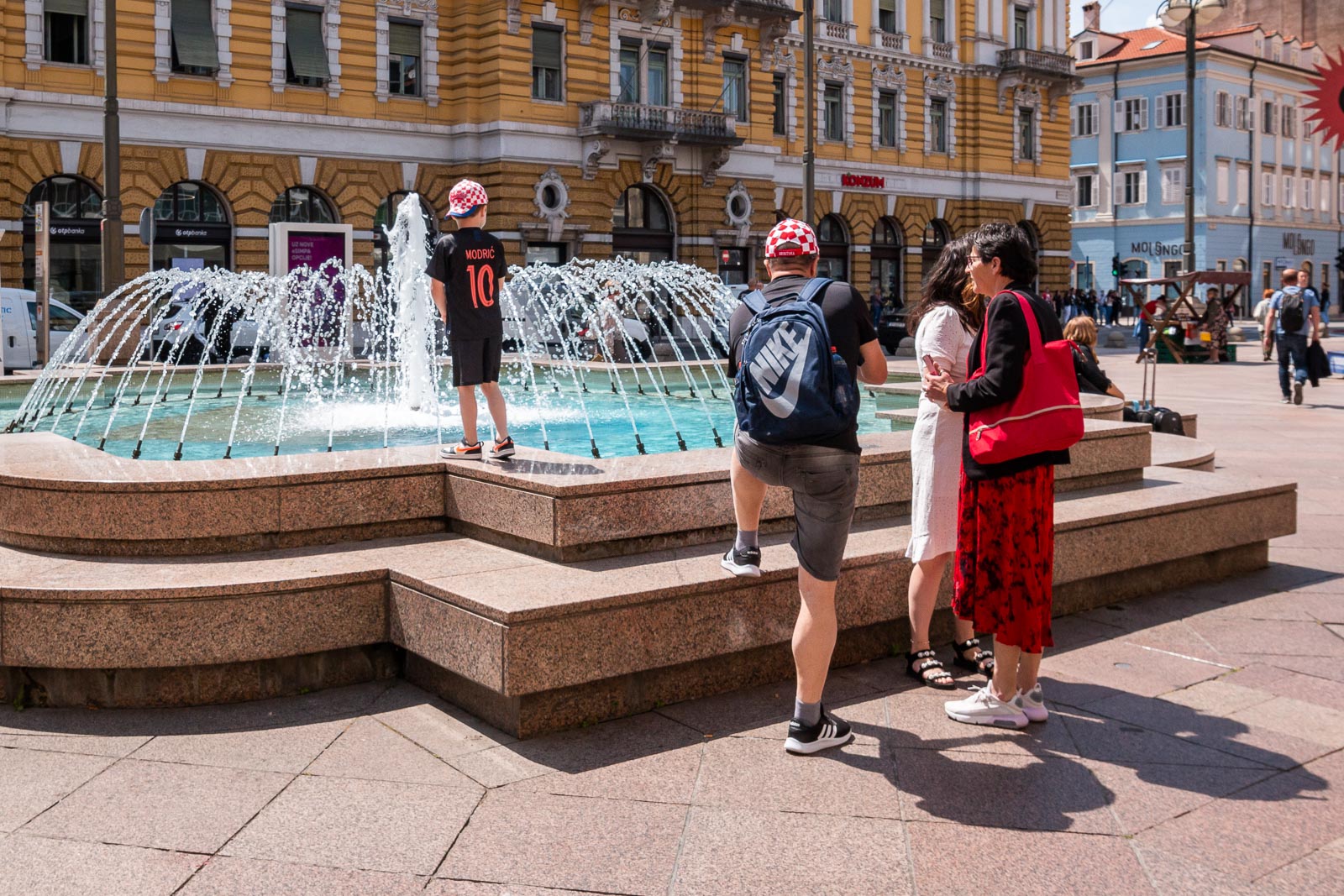 Jadranski trg Rijeka šetači-6 Jadranski trg Rijeka šetači-6