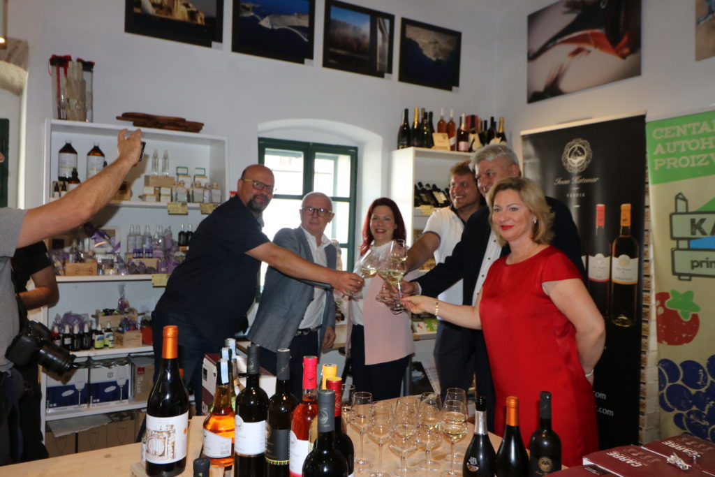 KASETICA pgz promocija kuca vina katunar (11) KASETICA pgz promocija kuca vina katunar (11)