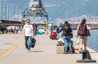 Molo longo šetači turisti-19