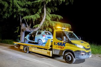 Pula: Auto sletio s ceste i udario u stablo, jedna osoba preminula