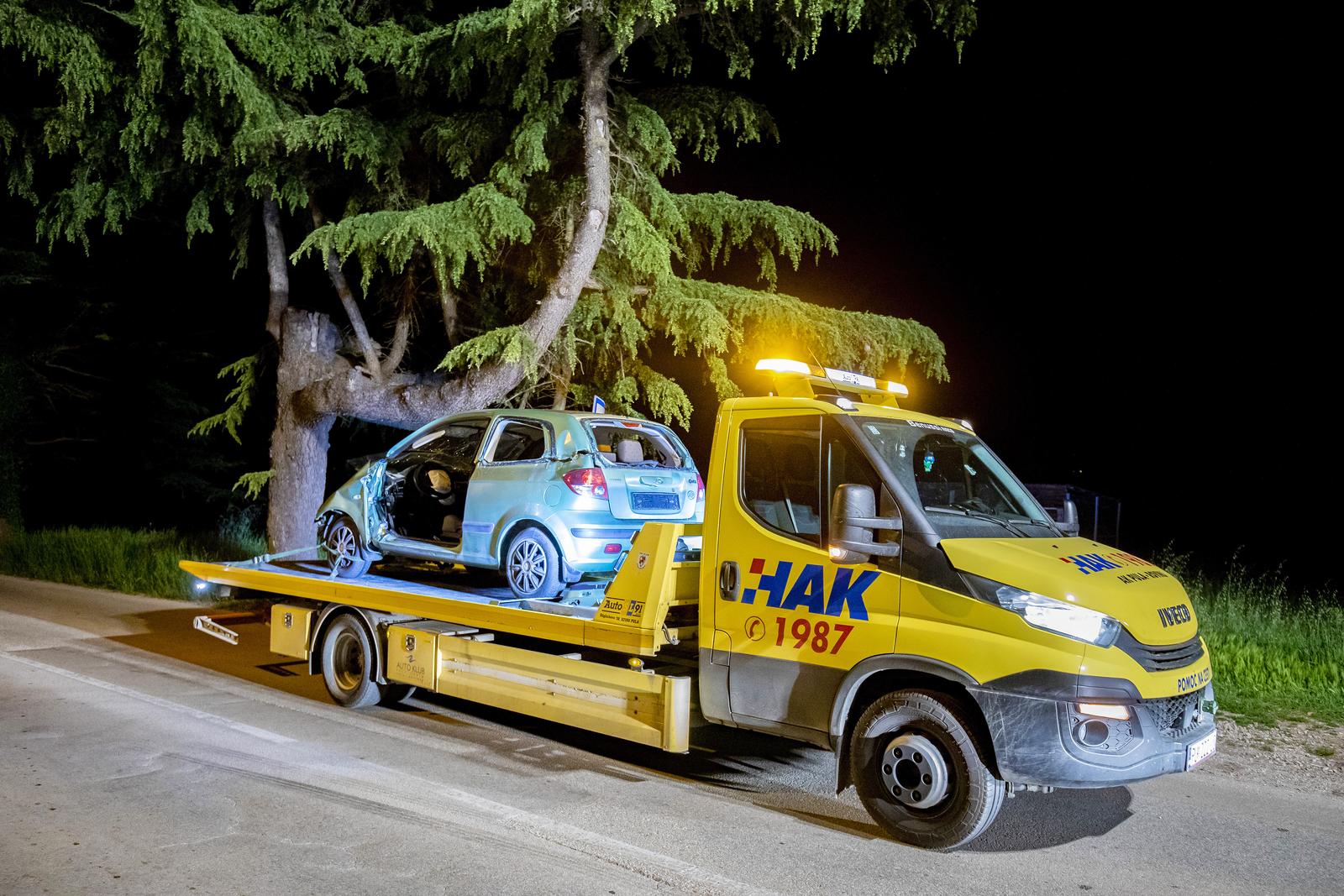 Pula: Auto sletio s ceste i udario u stablo, jedna osoba preminula