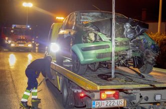 Pula: Auto sletio s ceste i udario u stablo, jedna osoba preminula