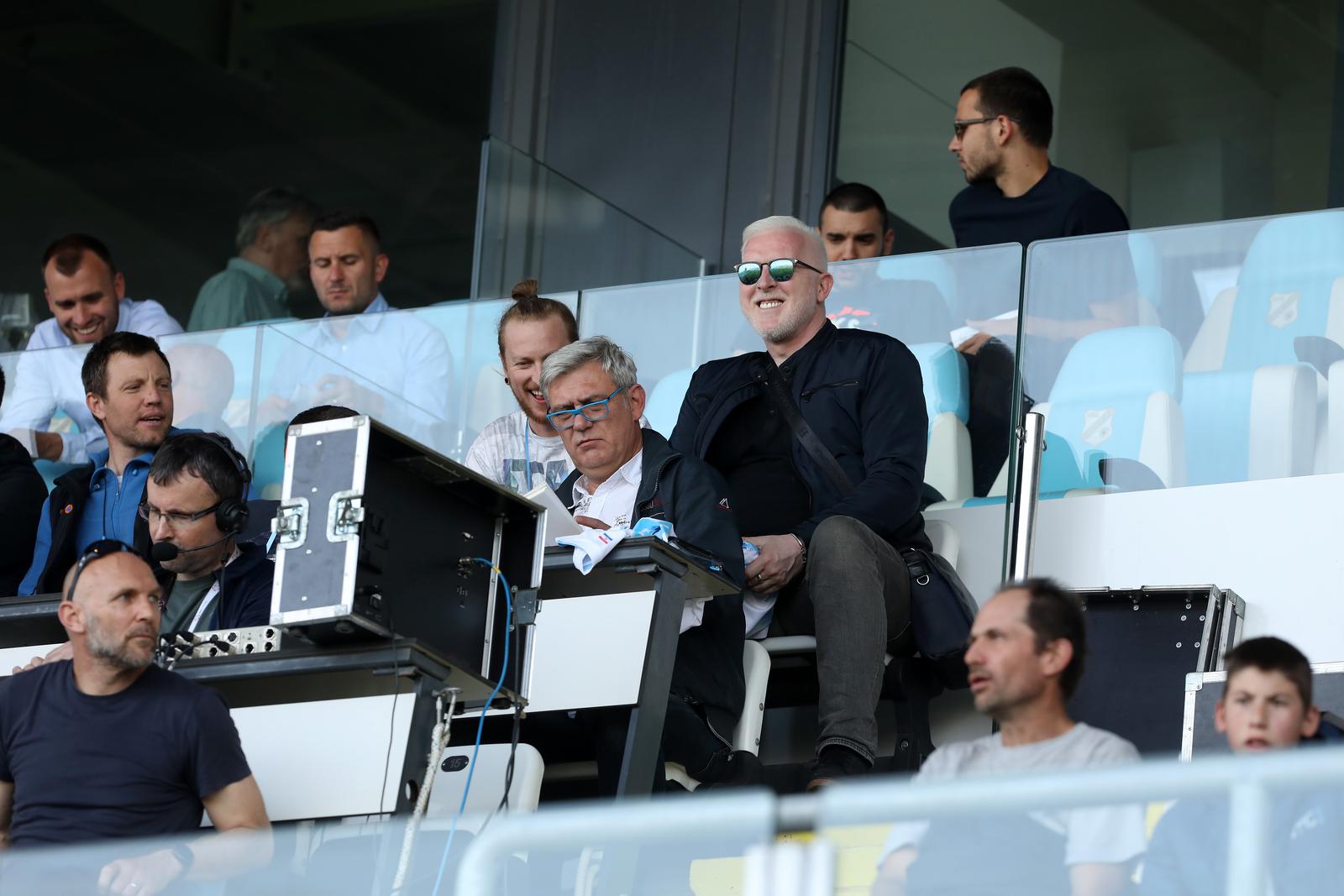 Rijeka: Pobjednici showa zvijezde pjevaju Mario Lipovšek i Robert Ferlin na tribinama