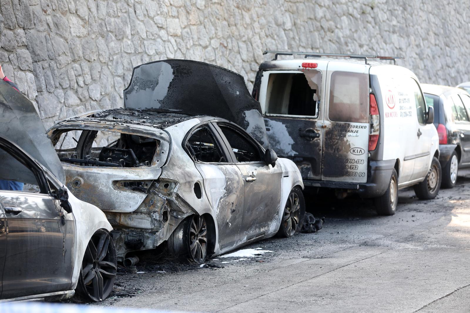 U Rijeci sinoć gorjelo šest automobila, očevid je u tijeku