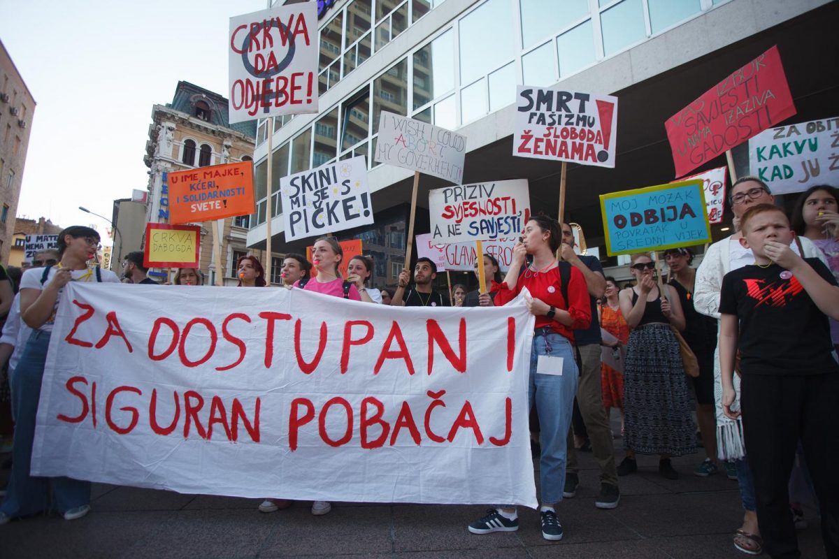 Rijeka: Prosvjed Dosta! Uništavanja javnog zdravstva i ugrožavanja zdravlja žena!