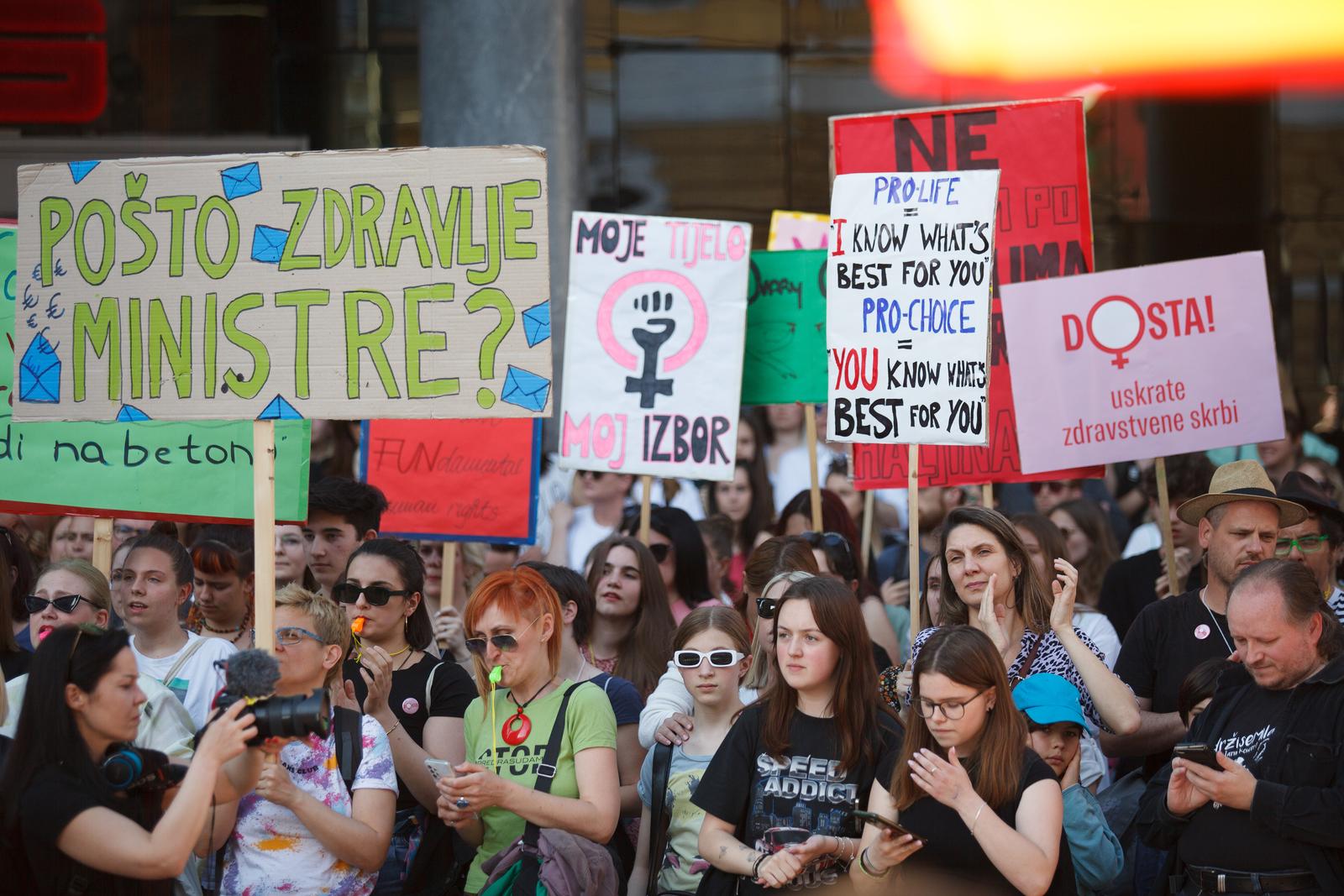 Rijeka: Prosvjed Dosta! Uništavanja javnog zdravstva i ugrožavanja zdravlja žena! Rijeka: Prosvjed Dosta! Uništavanja javnog zdravstva i ugrožavanja zdravlja žena!