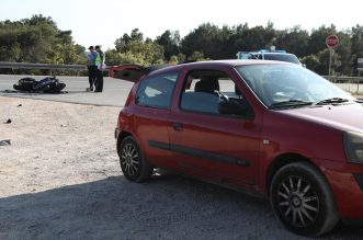 U prometnoj nereći kod Brodarice teško stradao motociklist