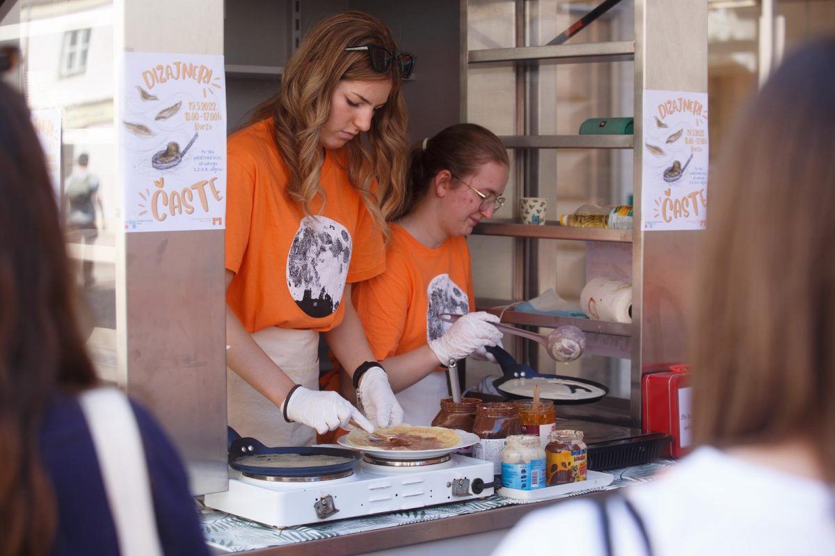 Rijeka: Učenici peku palačinke i prikupljaju novac za udrugu UZOR