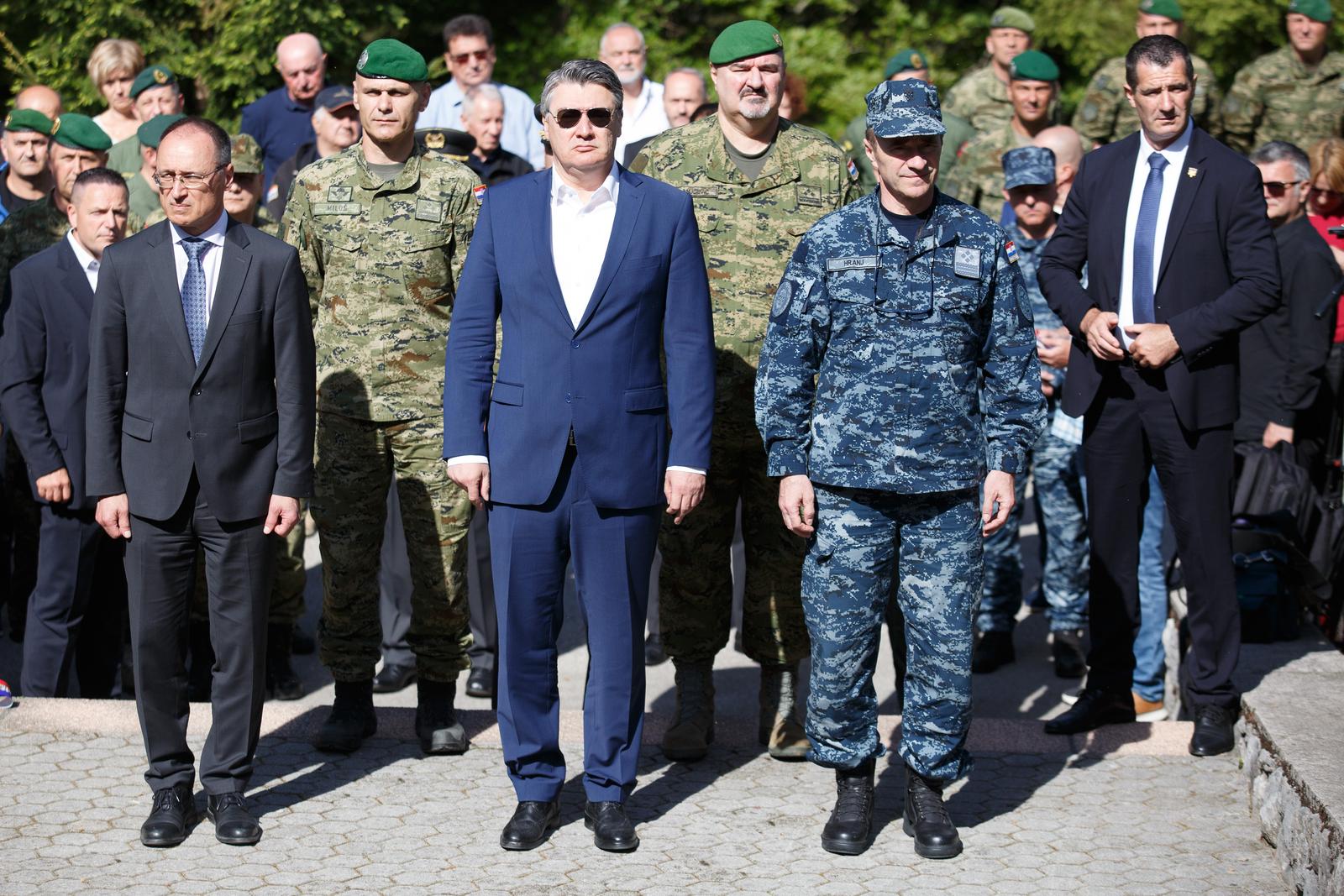 Milanović u vojarni u Delnicama položio vijenac za poginule pripadnike Specijalnih postrojbi HV-a