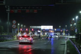 Zatvorena autocesta Zagreb – Karlovac u oba smjera, navijači se potukli s policijom