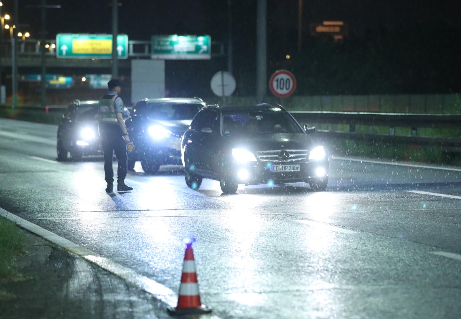 Zatvorena autocesta Zagreb – Karlovac u oba smjera, navijači se potukli s policijom Zatvorena autocesta Zagreb – Karlovac u oba smjera, navijači se potukli s policijom