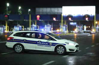 Zatvorena autocesta Zagreb – Karlovac u oba smjera, navijači se potukli s policijom