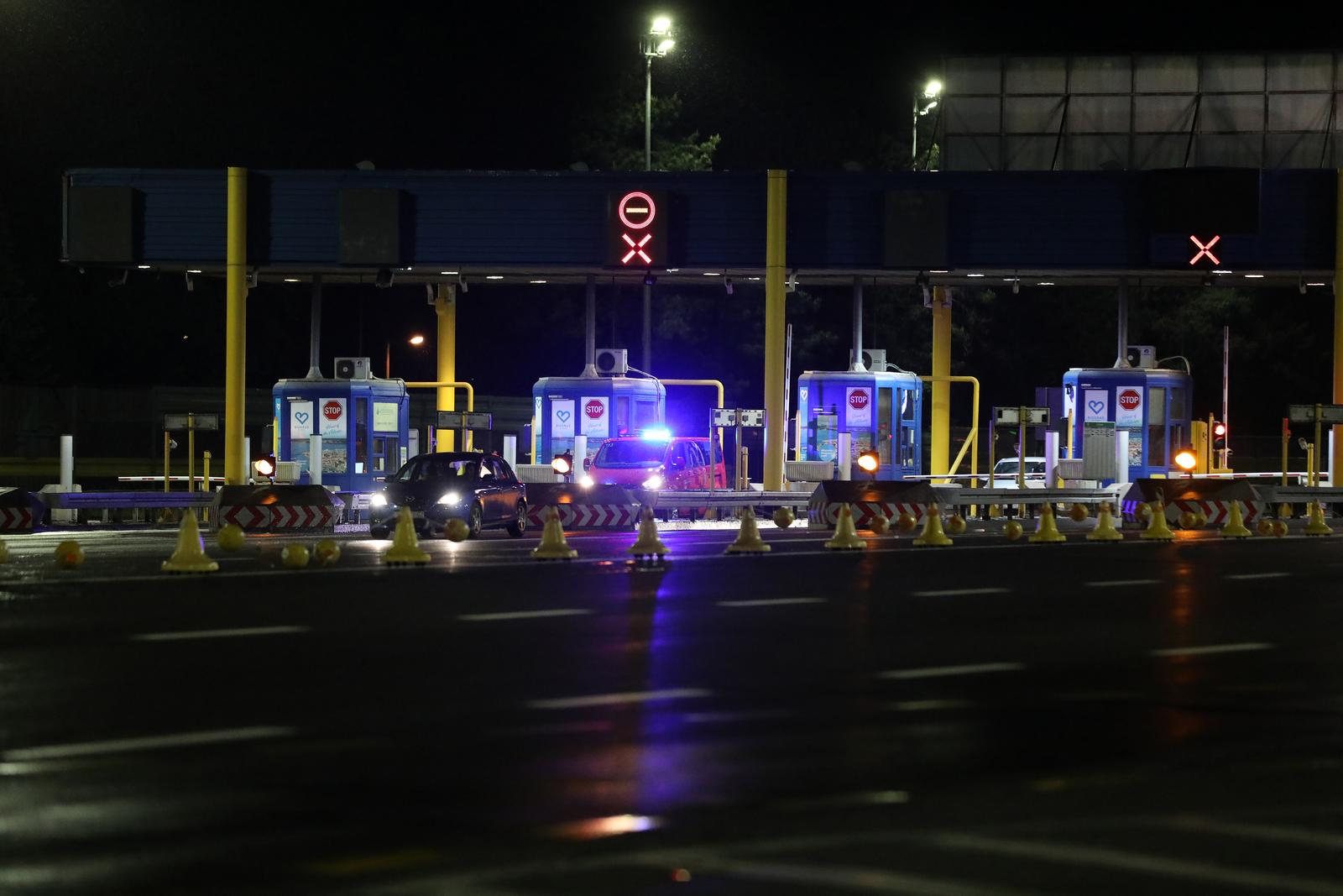 Zatvorena autocesta Zagreb – Karlovac u oba smjera, navijači se potukli s policijom Zatvorena autocesta Zagreb – Karlovac u oba smjera, navijači se potukli s policijom