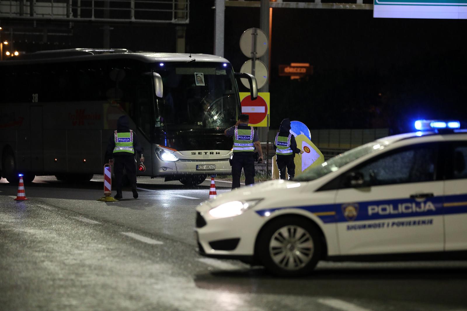 Zatvorena autocesta Zagreb – Karlovac u oba smjera, navijači se potukli s policijom Zatvorena autocesta Zagreb – Karlovac u oba smjera, navijači se potukli s policijom