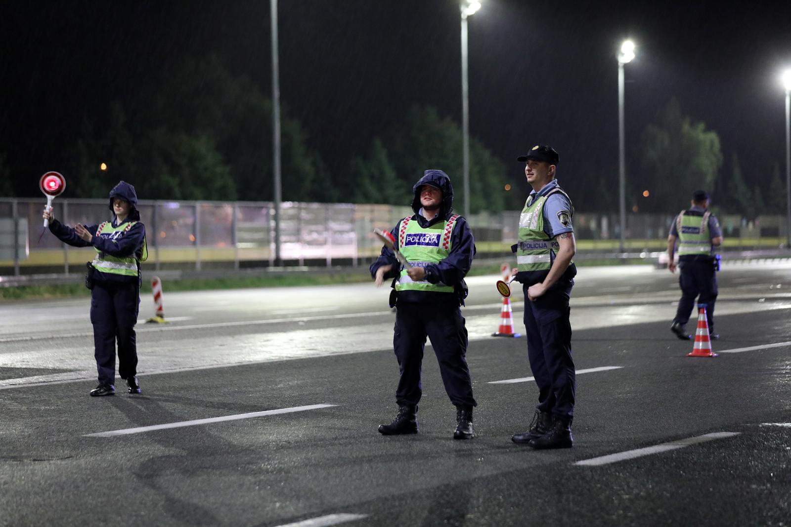 Zatvorena autocesta Zagreb – Karlovac u oba smjera, navija?i se potukli s policijom Zatvorena autocesta Zagreb – Karlovac u oba smjera, navija?i se potukli s policijom
