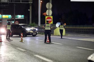 Zatvorena autocesta Zagreb – Karlovac u oba smjera, navijači se potukli s policijom