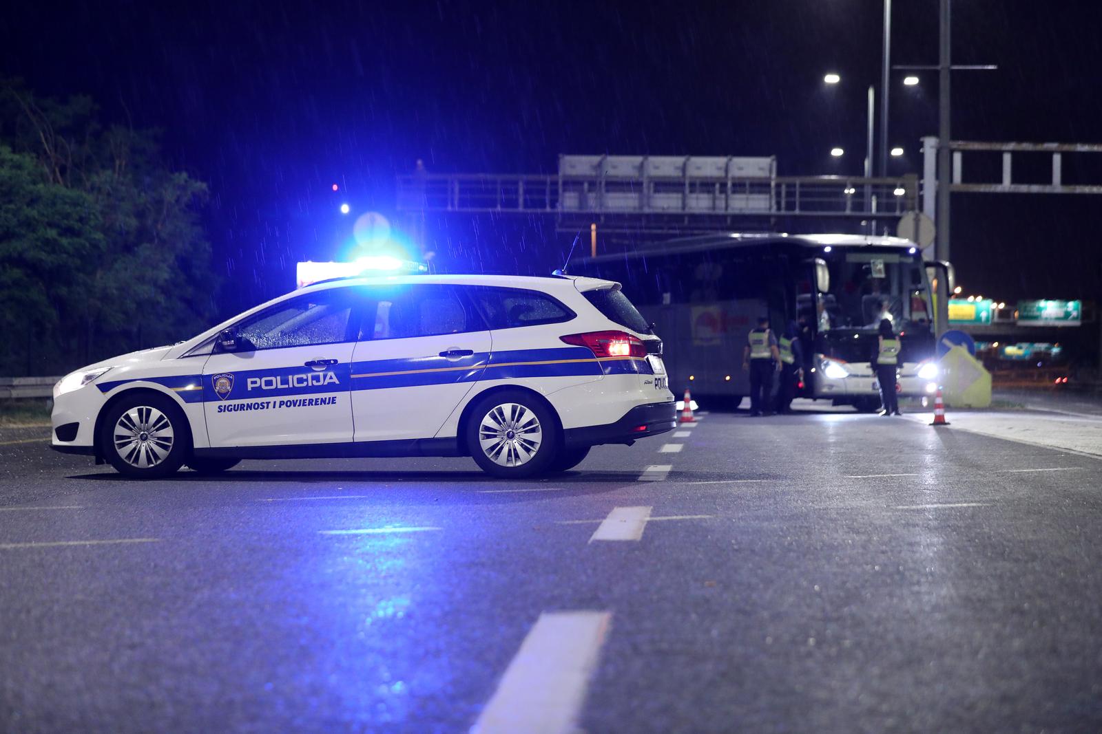 Zatvorena autocesta Zagreb – Karlovac u oba smjera, navijači se potukli s policijom Zatvorena autocesta Zagreb – Karlovac u oba smjera, navijači se potukli s policijom