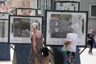 Rijeka: Na Korzu otvorena je izložba 16 fotografija grobnih mjesta umjetnika