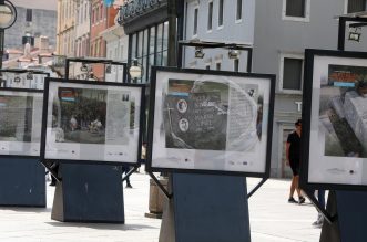 Rijeka: Na Korzu otvorena je izložba 16 fotografija grobnih mjesta umjetnika