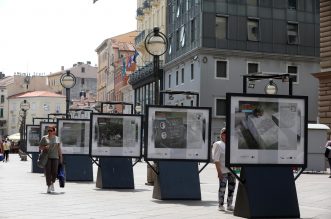 Rijeka: Na Korzu otvorena je izložba 16 fotografija grobnih mjesta umjetnika