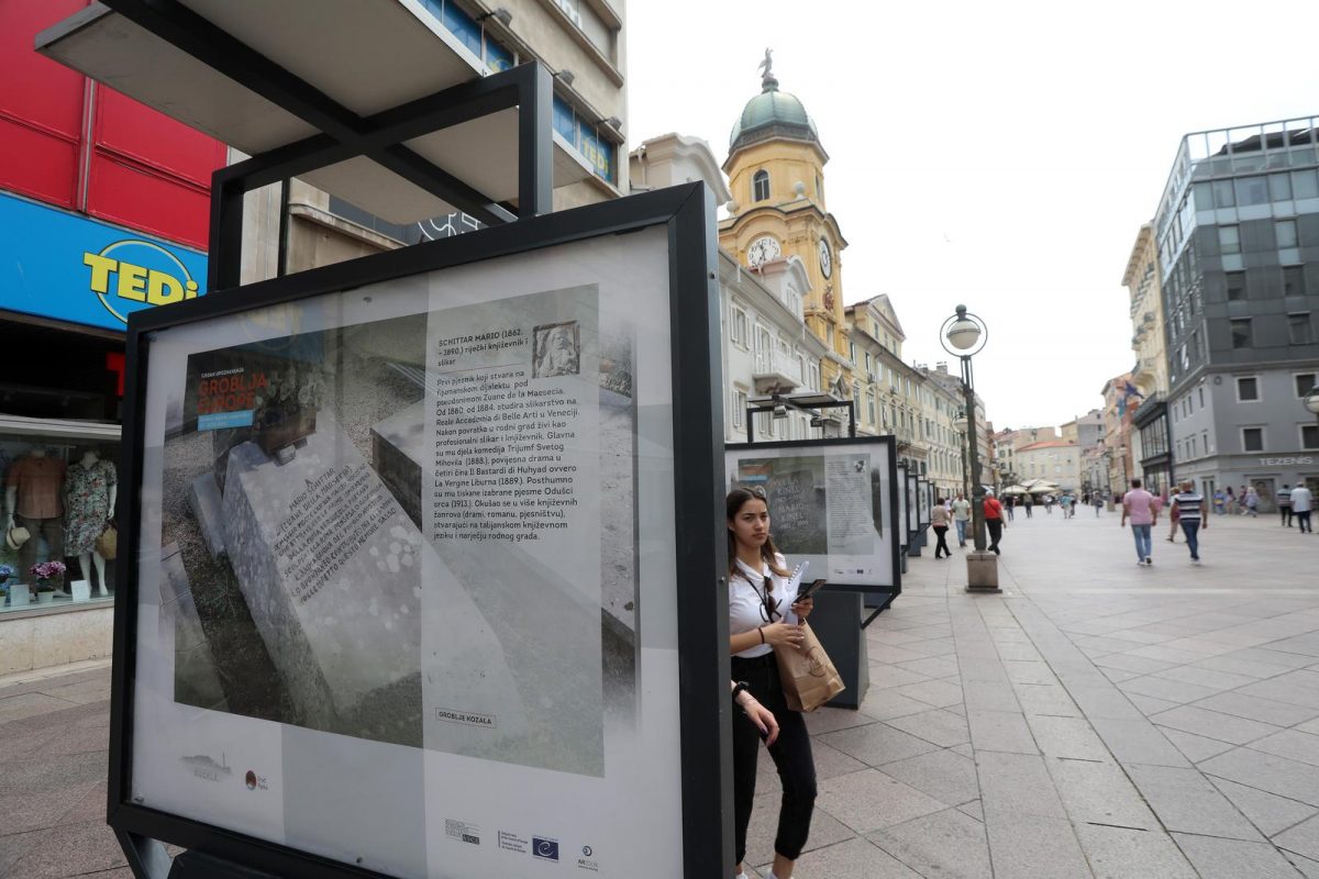 Rijeka: Na Korzu otvorena je izložba 16 fotografija grobnih mjesta umjetnika
