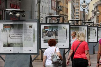 Rijeka: Na Korzu otvorena je izložba 16 fotografija grobnih mjesta umjetnika