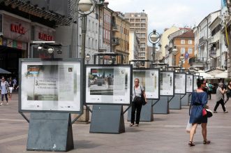 Rijeka: Na Korzu otvorena je izložba 16 fotografija grobnih mjesta umjetnika